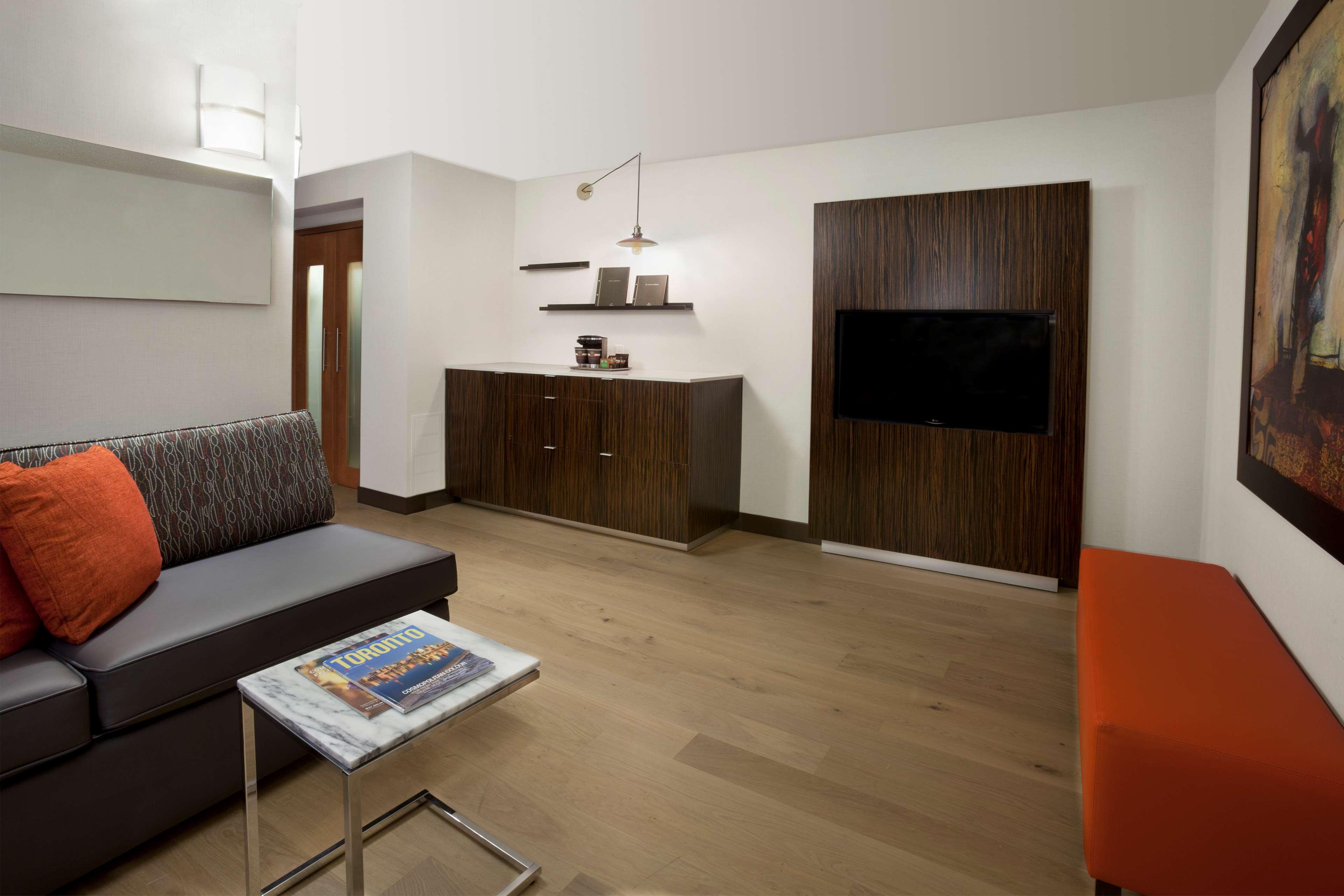 Hotel Hilton Toronto Airport & 4*