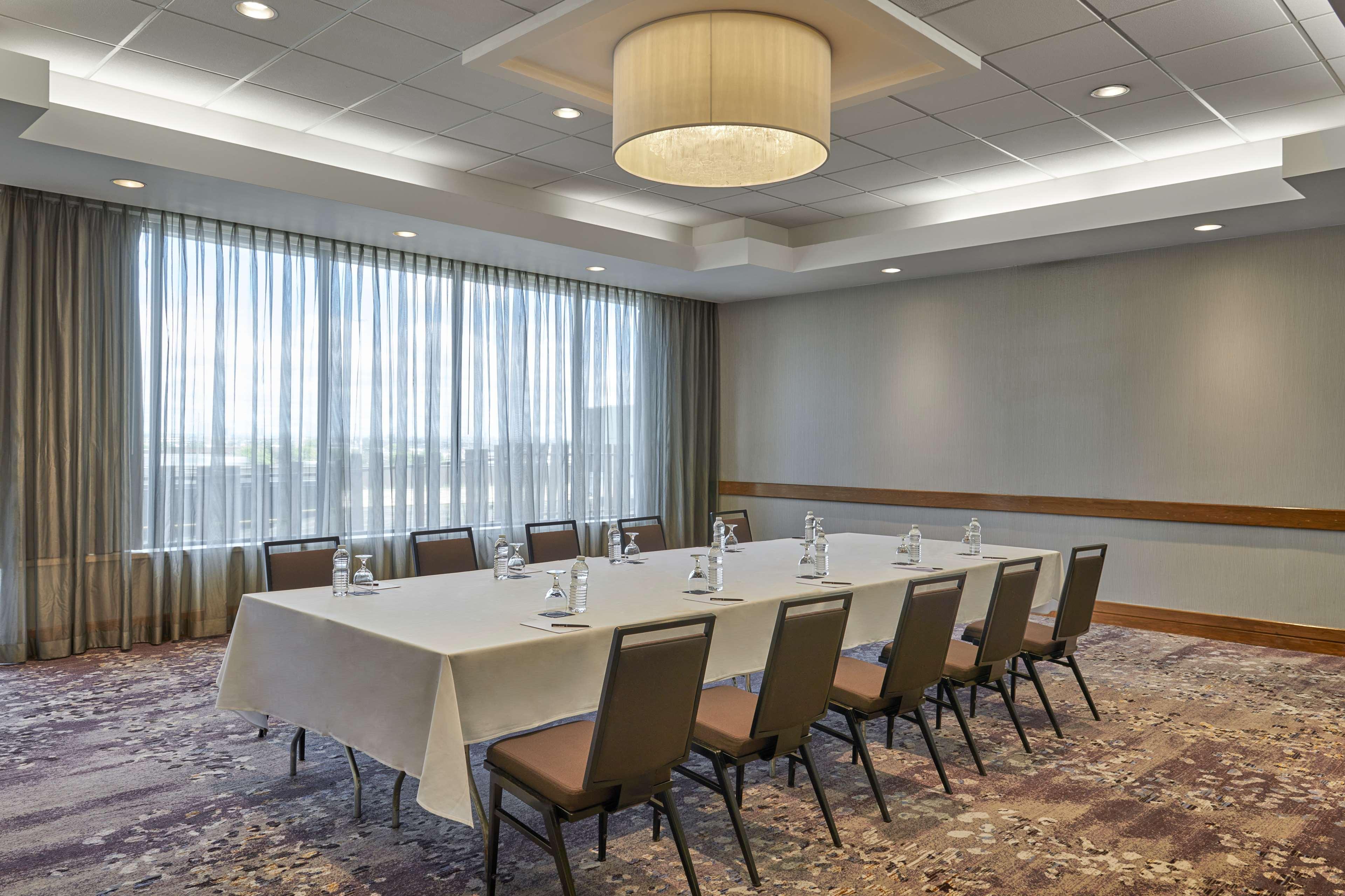 Hotel Hilton Toronto Airport & 4*