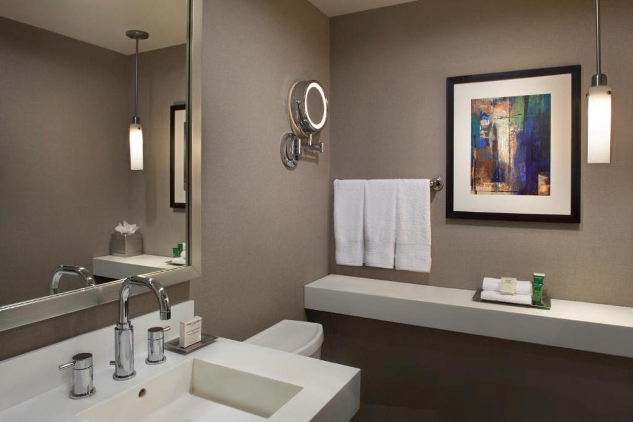 Hotel Hilton Toronto Airport & 4*