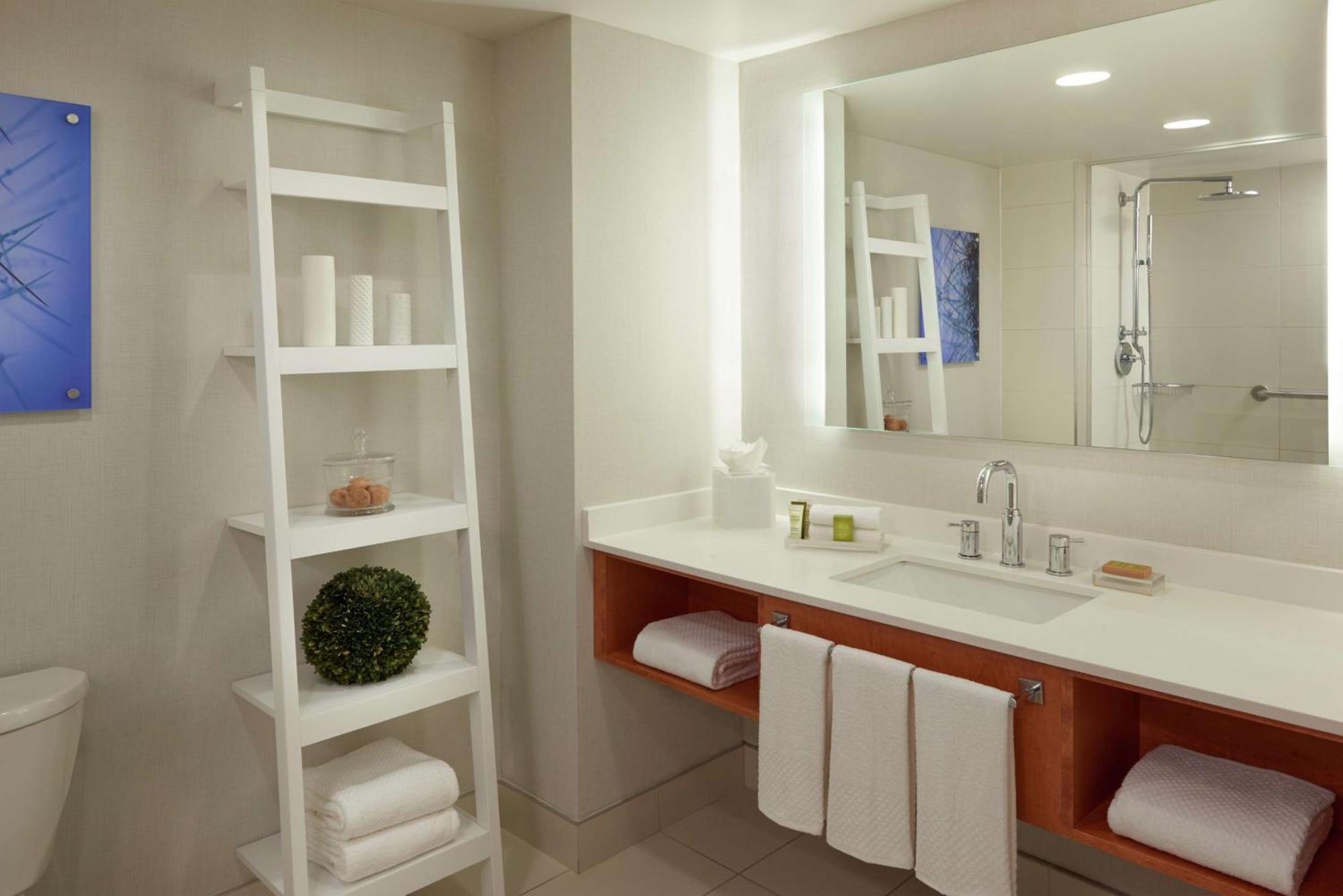 Hilton Toronto Airport & 4* Mississauga